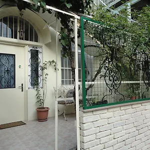 Art House Petunia Apartment